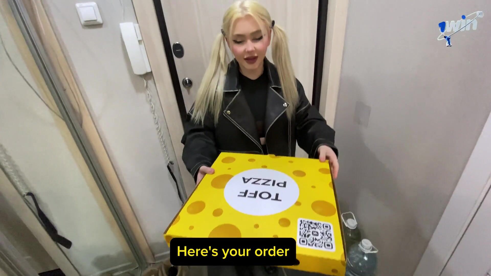 Студентка доставщица трахается с клиентом за потерю пиццы по дороге